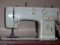 Швейная машинка Чайка 142 М с электроприводом и тумбочкой.