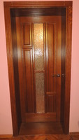 Пропонуємо виготовлення деревяних дверей.