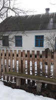 Будинок з надвірними будівлями у с. Хотень 1 Ізяславського району Хмельницької області.