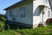 Продається будинок в центрі села Красна. 2 кімнати, кухня коридор. 27000 $