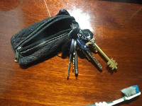 Знайдено ключі з міні-гаманцем та хрестиком