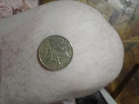 Украинская гривна 2001г присутствует брак, сторона на которой номинал как из двух видов металла часть монеты в виде полукруга