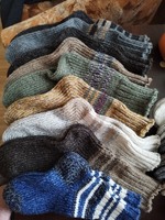 Вовняні плетені шкарпетки.
